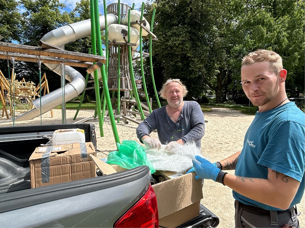 Foto: Sergej Dott (l.) und Alexander Fleischer bessern das Ameisenspielgerät im Stadtpark aus.