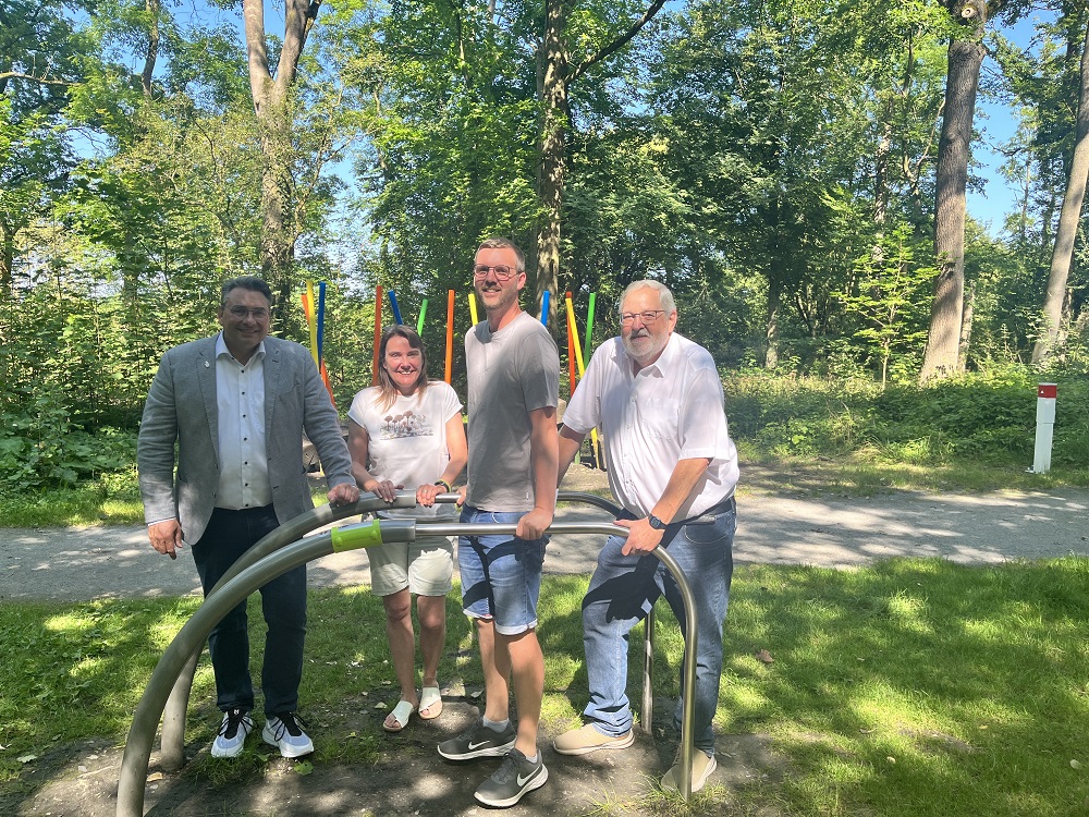 Foto: Gruppe in der Langst an einem Sportgerät