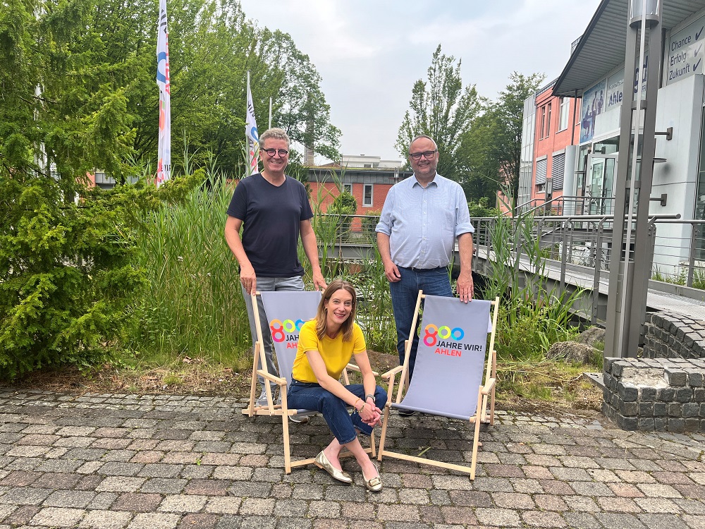 Foto: Carlo Pinnschmidt, Stefan Deimann und Stephanie Kosbab präsentieren die Liegestühle zum Stadtjubiläum.