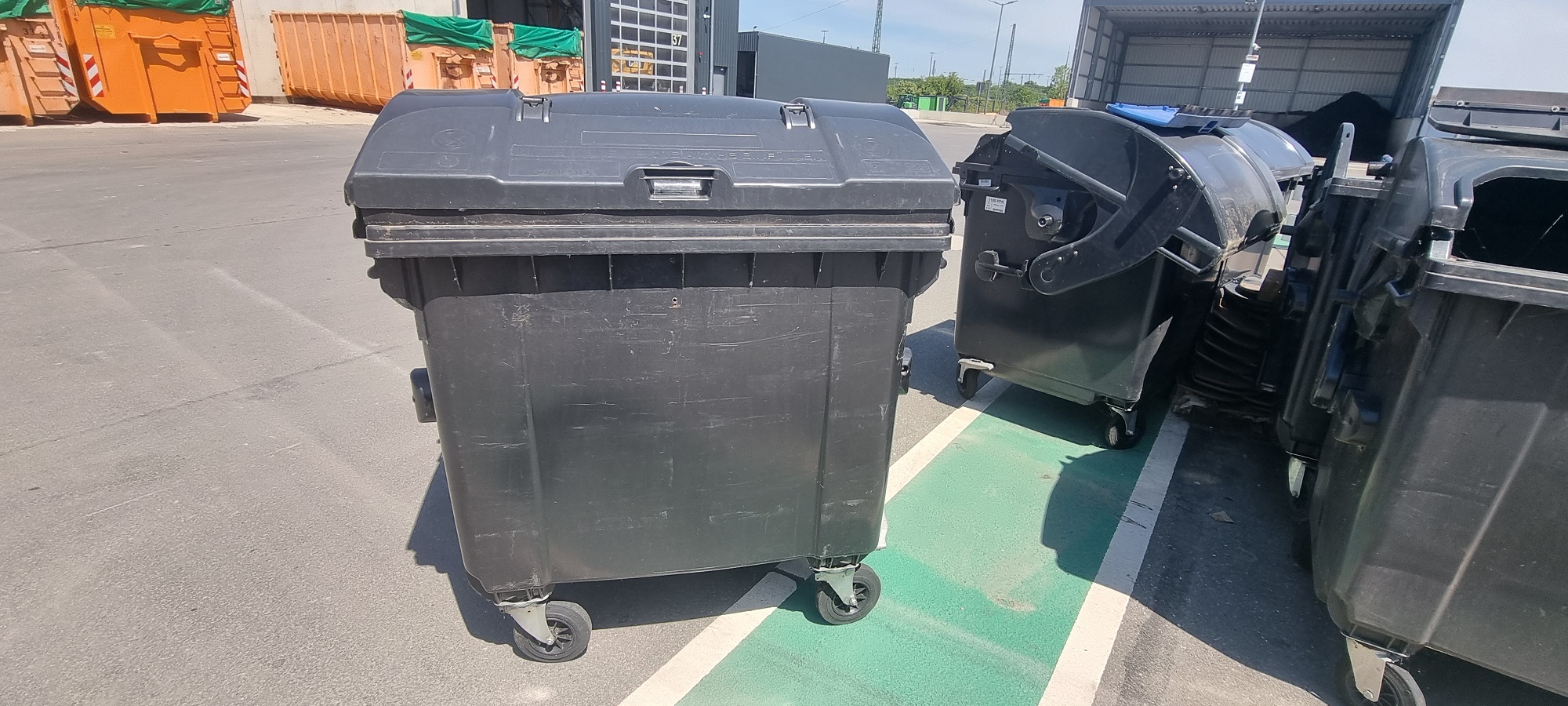 Foto: große Müllsammelbehälter
