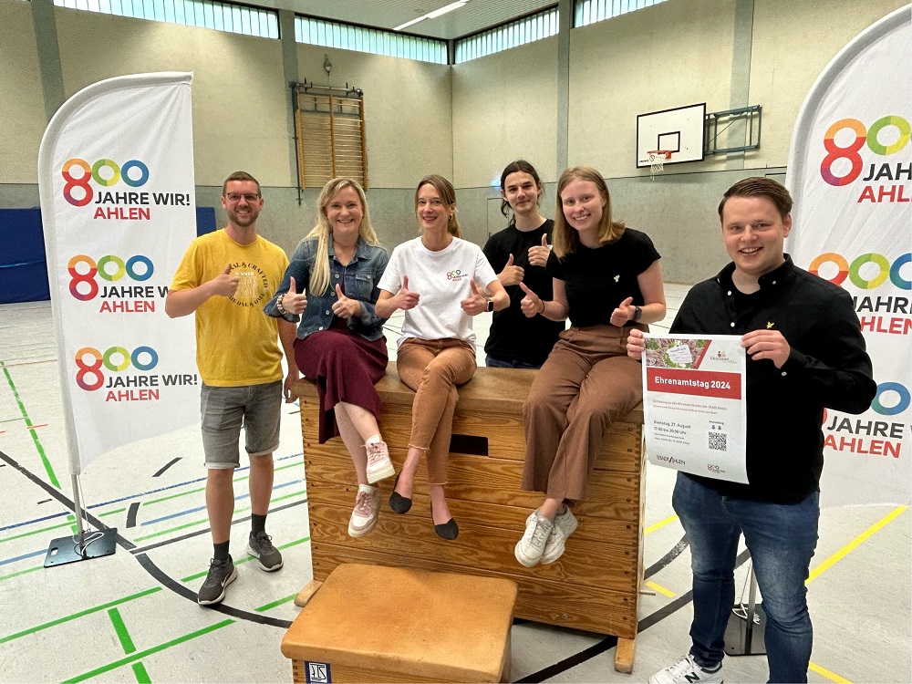 Foto: Gruppe in der Sporthalle der Overbergschule: v.l. Marcel Fels (Sportamt), Caroline Kirchner (Kulturbüro), Stephanie Kosbab, Johannes Merschhaus (Leistelle „Älter werden in Ahlen“), Lisa Kalendruschat (Präventionskette), Simon Büscher.