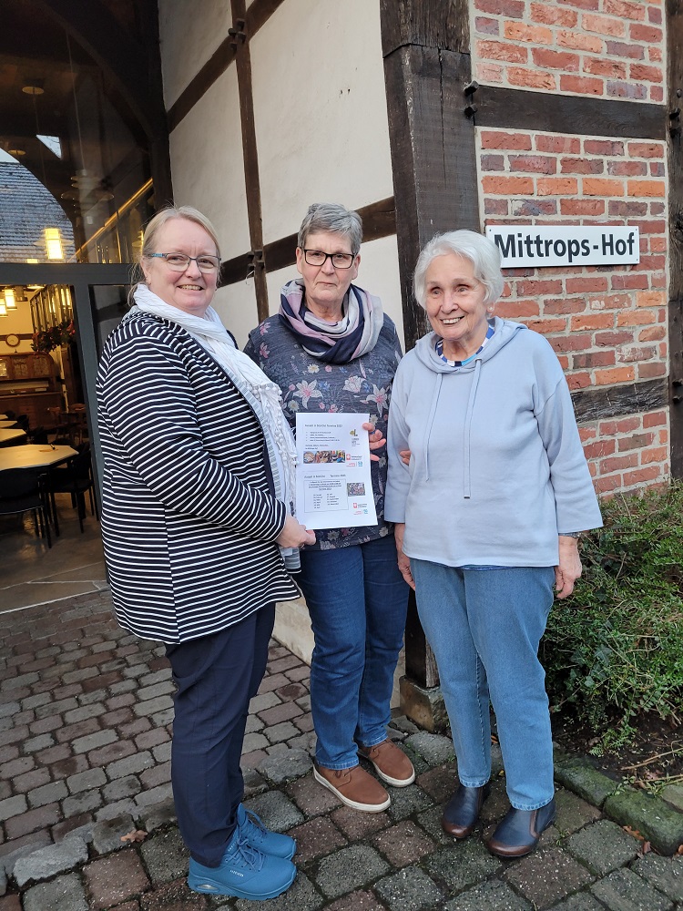 Foto: 3 Frauen im Eingang von Mittrops Hof