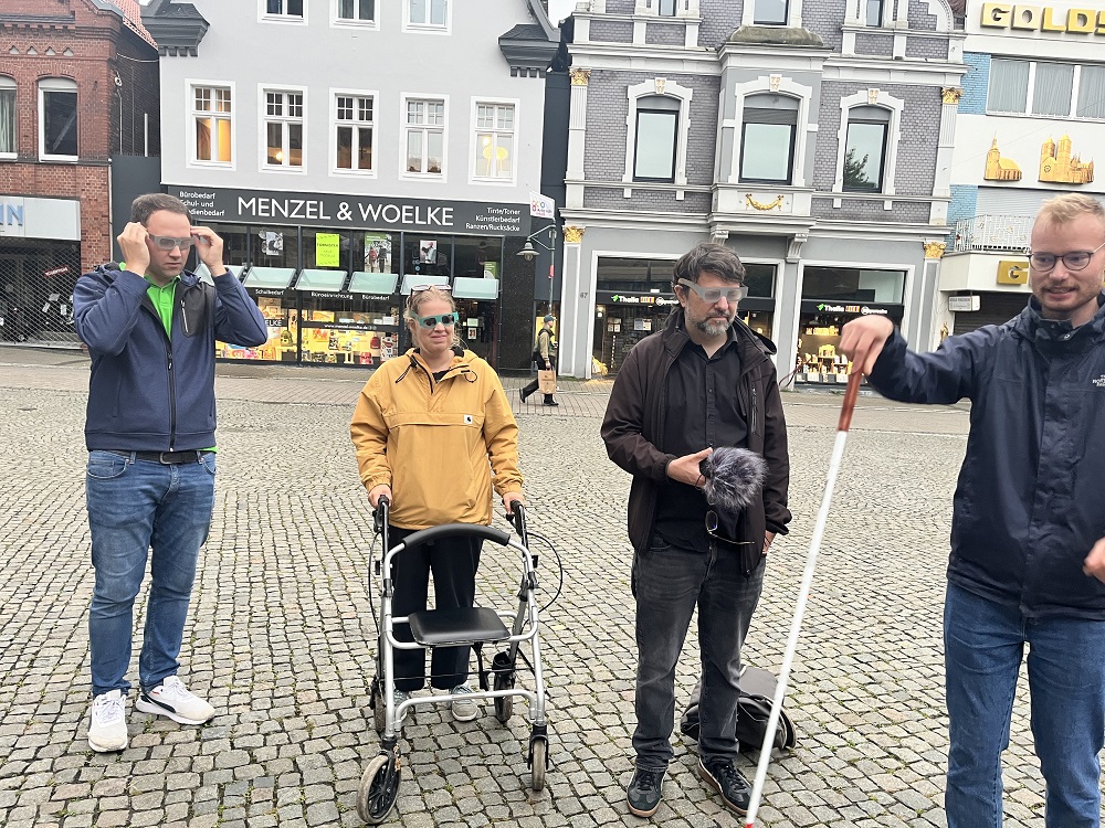 Foto: Gruppe mit Spezialbrillen auf dem Ahlener Marienplatz