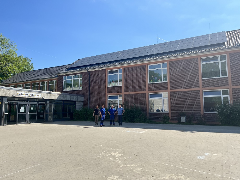 Foto: Jürgen Kramer (Hausmeister der Paul-Gerhardt-Schule), Thomas Kaller und Andreas Krätzig (ZGM) und Stadtbaurat Thomas Köpp vor der Paul-Gerhardt-Schule.