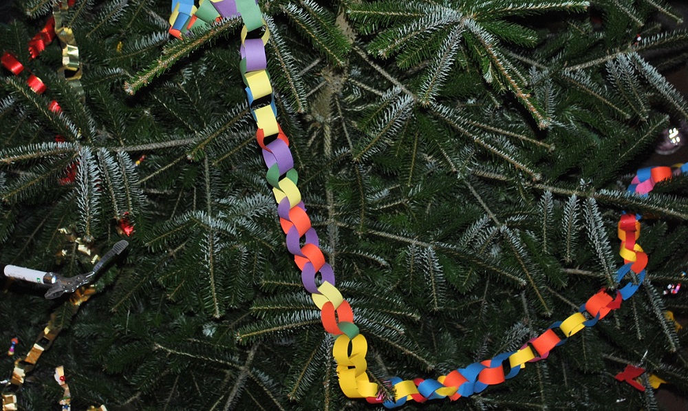 Foto: Ausschnitt einer Tanne mit Weihnachtsgirlande