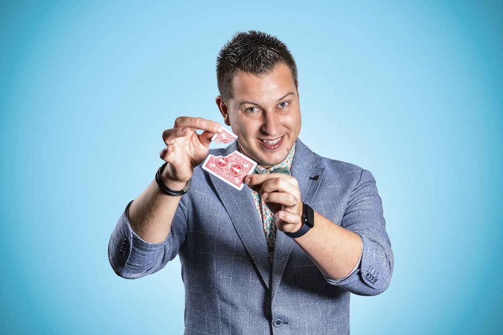 Foto: Marcel Seidler mit einer zerrissenen Karte in der Hand