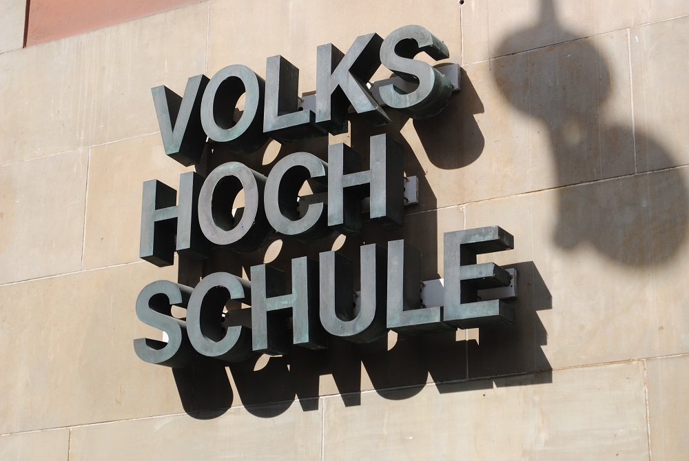 Foto: Schriftzug Volkshochschule am Alten Rathaus