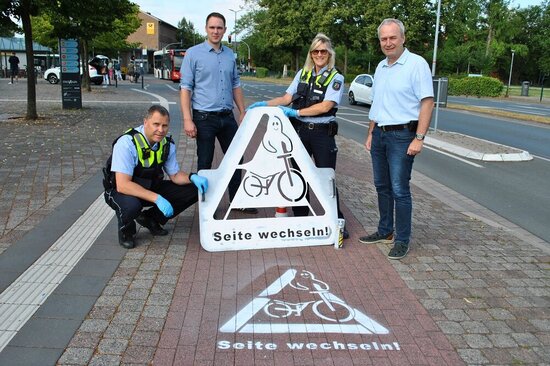 Für mehr Sicherheit im Radverkehr setzen sich die Polizei und die städtische Stabsstelle für Klimaschutz und Mobilität ein (v.l.): Christian Lieftüchter, Henning Kellermann, Stephanie Baden und Frank Buntrock