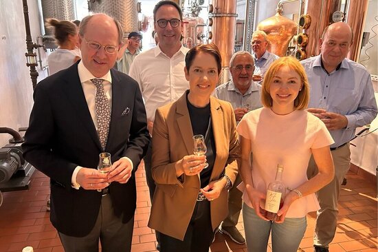 Anna Clarissa Schulze Rötering (erste Reihe rechts) schenkte eine ihrer jüngsten Kreationen aus: den Erdbeer-Pfirsich-Aperitif „Ma jolie“.