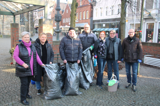 Mit Besen und Müllsäcken im Einsatz: Die Initiative Innenstadt Ahlen brachte Schaufenster und den Mariengarten auf Hochglanz.