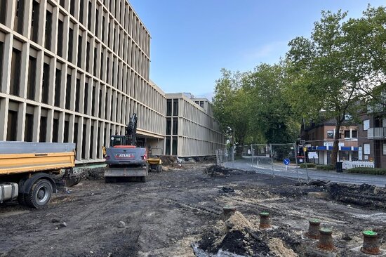 Foto: Blick auf das neue Stadthaus mit der Baustelle davor