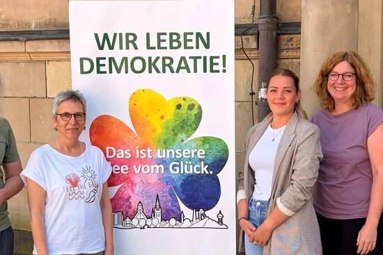 Steuerungsgruppe der Partnerschaft für Demokratie Ahlen: (v.l.) Theo Heming (BüZ Schuhfabrik), Anke Peters (AWO UB Ruhr-Lippe-Ems), Lara Holz (AWO UB Ruhr-Lippe-Ems, Koordinierungs-und Fachstelle), Nadine Köttendorf (Leitung VHS Ahlen), Oxana Peters