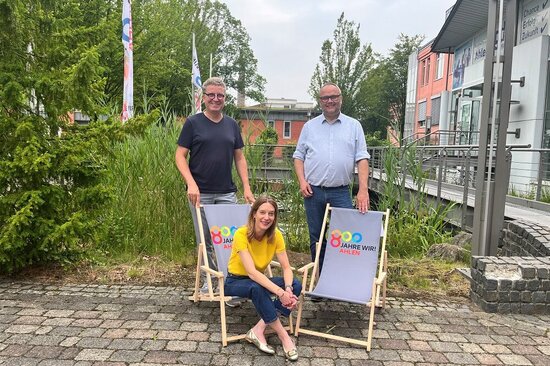 Foto: Carlo Pinnschmidt, Stefan Deimann und Stephanie Kosbab präsentieren die Liegestühle zum Stadtjubiläum.