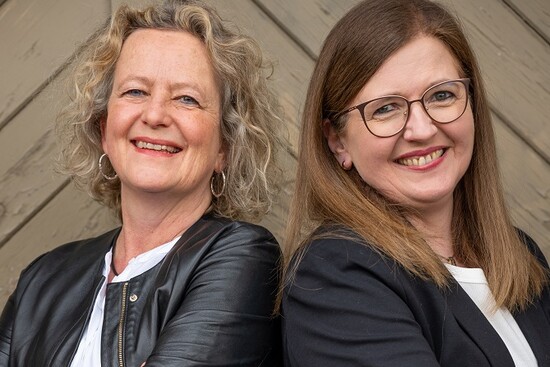 (v.l.) Anke Kemper und Astrid Ploetner laden zur Krimilesung ein