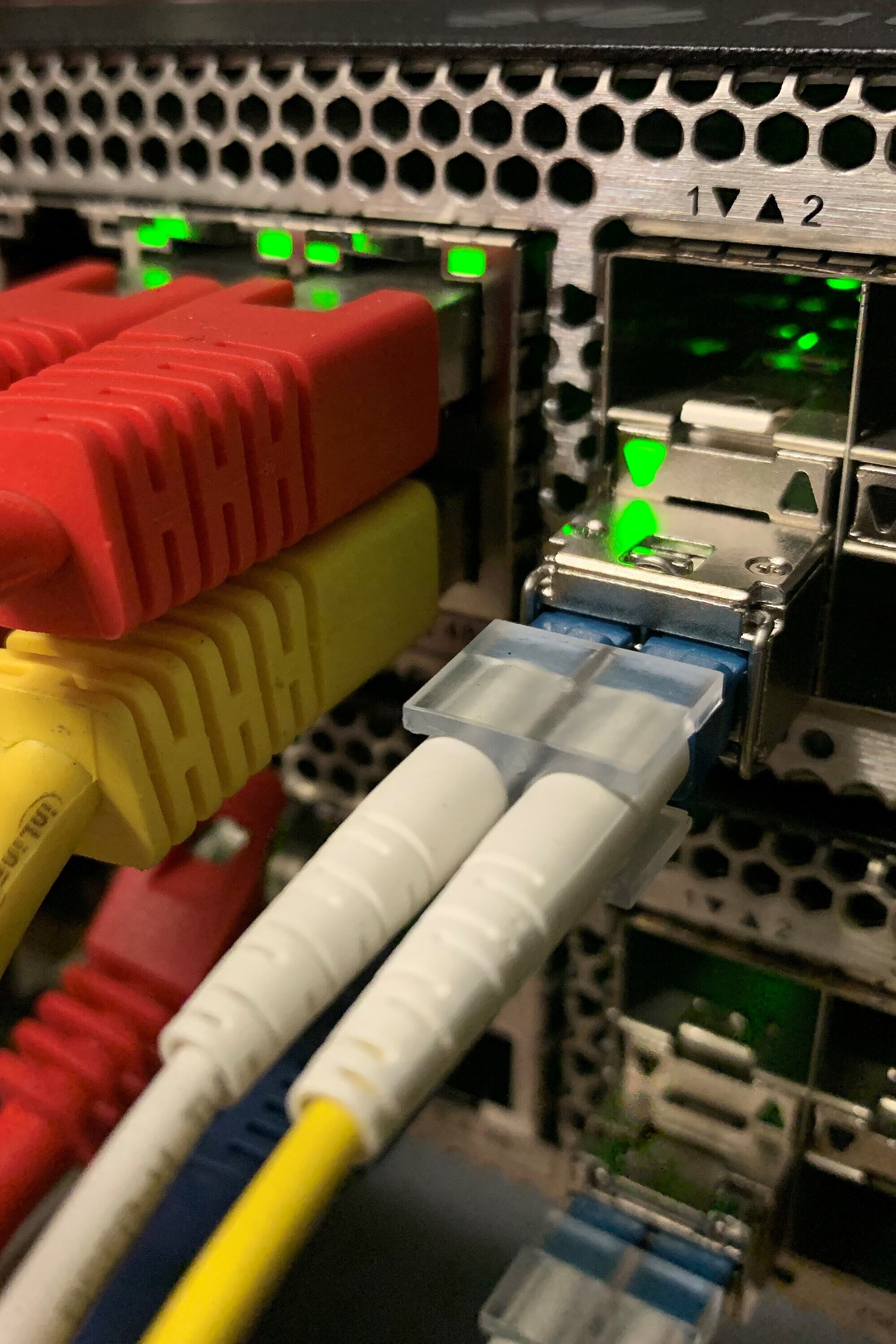 Foto: Viele Stecker eines Servers