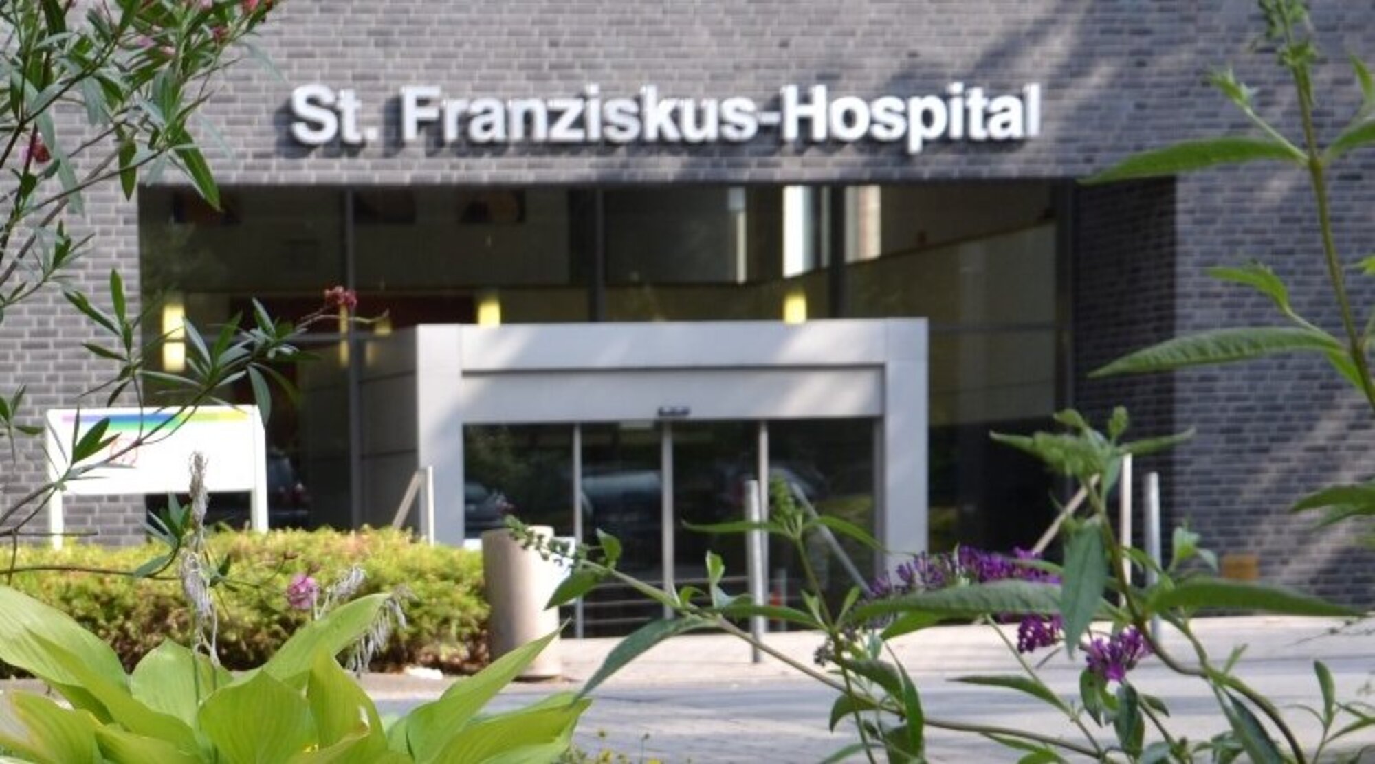 Foto: Eingang St. Franziskus-Hospital