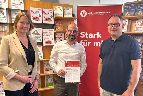 Foto: Den Jahresbericht der Verbraucherzentrale in Ahlen stellten vor (v.l.) Judith Spittler, Matthias Harman, Hubertus Pieper.