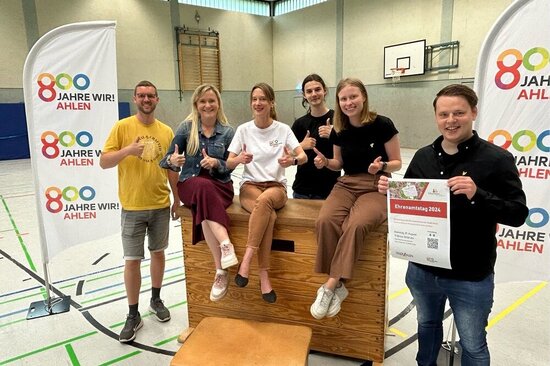 Foto: Gruppe in der Sporthalle der Overbergschule: v.l. Marcel Fels (Sportamt), Caroline Kirchner (Kulturbüro), Stephanie Kosbab, Johannes Merschhaus (Leistelle „Älter werden in Ahlen“), Lisa Kalendruschat (Präventionskette), Simon Büscher.