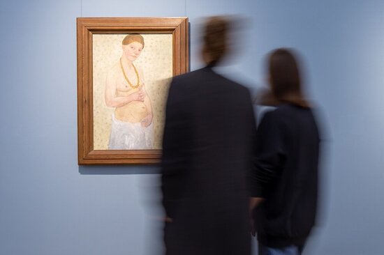 Vor dem Selbstbildnis am 6. Hochzeitstag (1906) von Paula Modersohn-Becker im Paula Modersohn-Becker Museum, Bremen