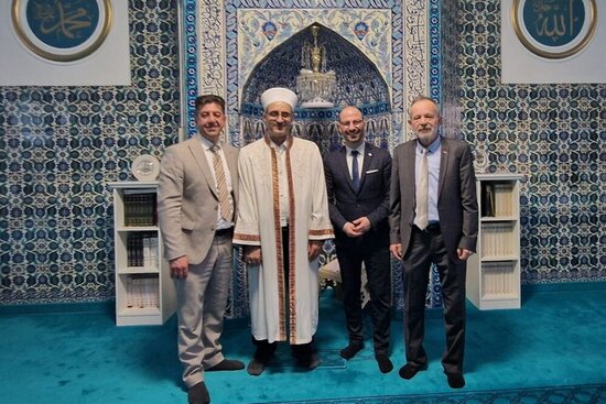 Bürgermeister Matthias Harman (3. v. l.) und sein Stellvertreter Serhat Ulusoy überbrachten Imam Hüseyin Seyhan sowie dem Vorsitzenden Ali Koca die Grüße der Stadt Ahlen.