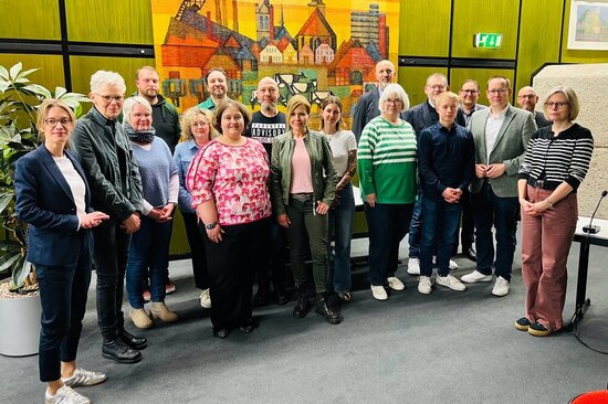 Im Ratssaal informierten sich Vertreterinnen und Vertreter aus Politik und Verwaltung über die Aufgaben des Jugendhilfeausschusses.