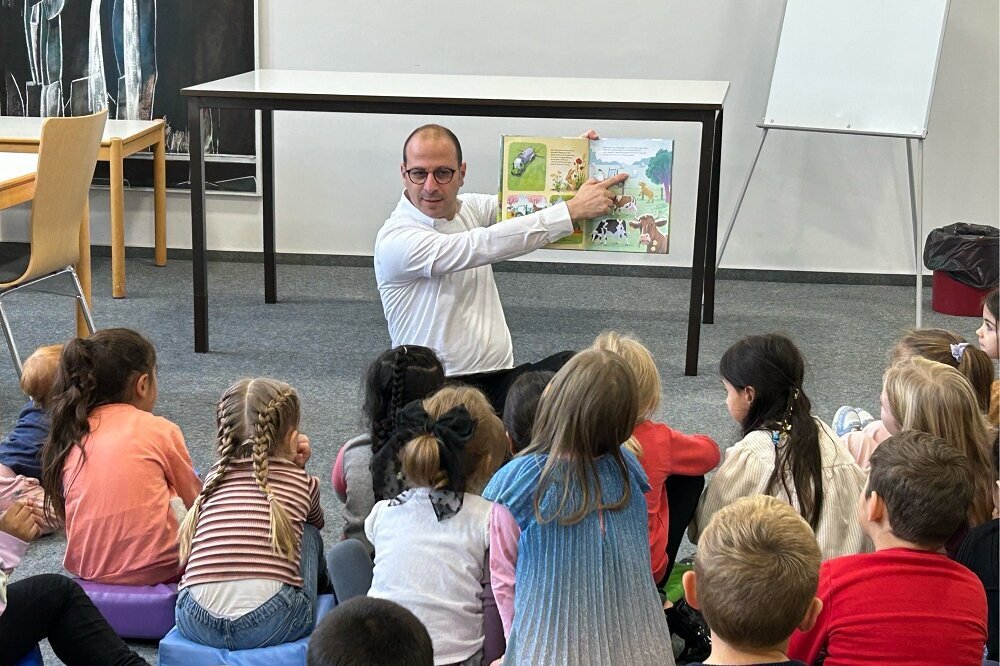 Vorlesewoche der Stadtbücherei mit prominenten Gesichtern