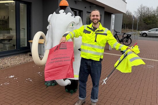 Foto: Toni Schott mit einem Müllsack und einem Greifer