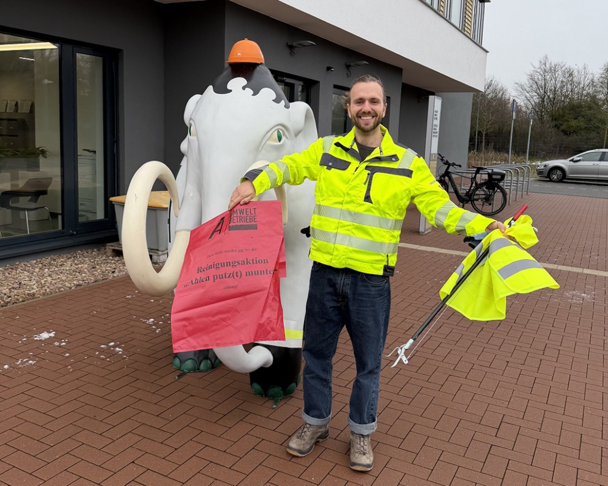 Foto: Toni Schott mit einem Müllsack und einem Greifer