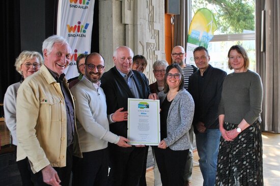 Die Steuerungsgruppe, Manfred Holz und Bürgermeister Matthias Harman sind glücklich über die Verlängerung des Titels „Fairtrade-Stadt“.