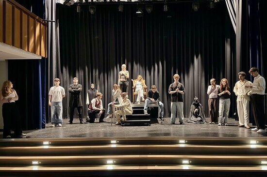 Der Literaturkurs des Städtischen Gymnasiums spielt in zwei Aufführungen das Theaterstück „Die Chinesische Mauer“.