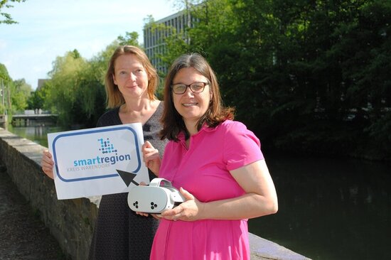 Strukturförderin Karina Benjilany (l.) für die Stadt Ahlen und Judith Spittler für die Verbraucherzentrale werben für die Veranstaltungen während der Digitalwoche in Ahlen.