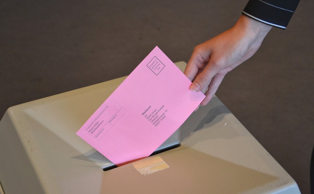 Foto: Wahlurne mit einem Briefwahlumschlag