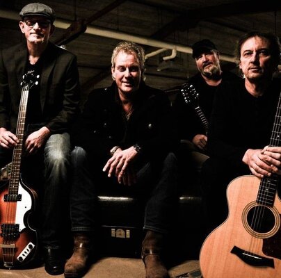Foto: Bandmitglieder mit Instrumenten