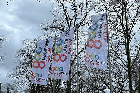 Foto: Ahlen800-Flaggen an der Stadthalle