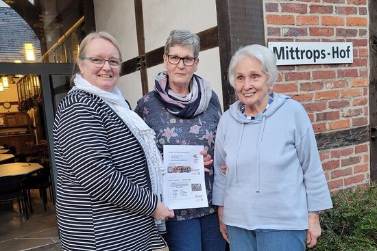 Foto: 3 Frauen im Eingang von Mittrops Hof