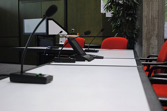 Foto: Sitzungssaal mit Rednerpult und Mikrofon