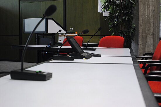 Foto: Sitzungssaal mit Rednerpult und Mikrofon