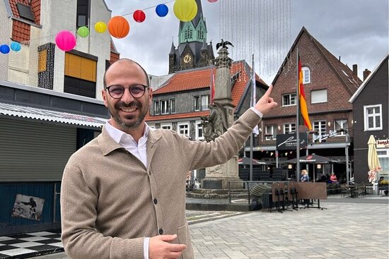 Fahnen an den Masten, bunte Lampions über dem Marktplatz: Bürgermeister Matthias Harman freut sich auf die drei tollen Tage Stadtfest.