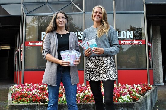 Sandra Könning (l.) und Elisa Spreemann haben für den Internationalen Frauentag Tüten gepackt.