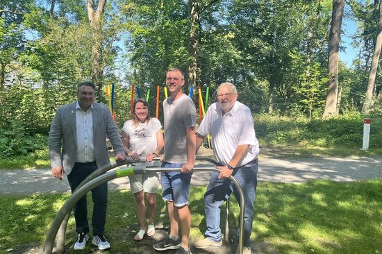 Foto: Gruppe in der Langst an einem Sportgerät