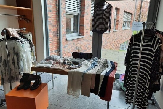 An mehr als einem Dutzend Ständen finden Frauen in der Familienbildungsstätte schöne neue Kleidungsstücke.