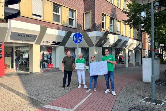 Foto: Gruppe an der Kreuzung Oststraße/ Gerichtsstraße