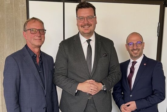 Matthias Harman (r.) und Olaf Rittmeier (l.) begrüßten Michael Kersting in Ahlen.