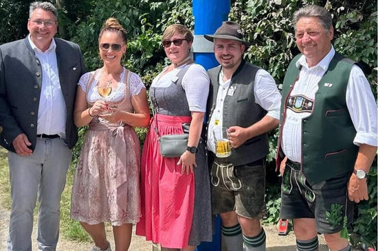 Als gestandenes bayerisches Mannsbild wird man Ludwig Schmuck (r.) in Ahlen in Erinnerung behalten. Hier mit dem früheren Bürgermeister Dr. Alexander Berger und Penzbergs Bürgermeister Stefan Korpan (2.v.r.) beim Ahlener Stadtfest 2024.