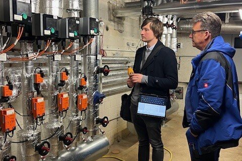 An der Overbergschule: Sergej Menke vom Energiebüro e&u und Thomas Kaller