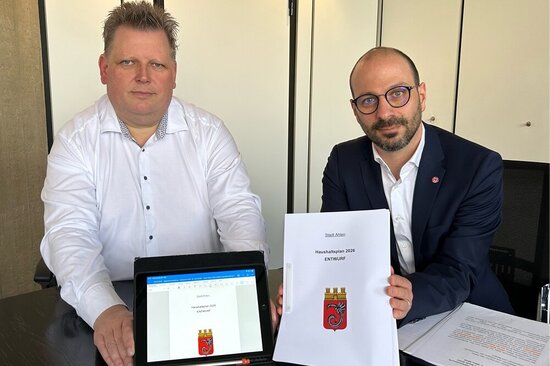 Eine finanziell angespannte Situation skizzieren Bürgermeister Matthias Harman und Stadtkämmerer Dirk Schlebes bei Vorstellung des Haushaltsentwurfs 2026.
