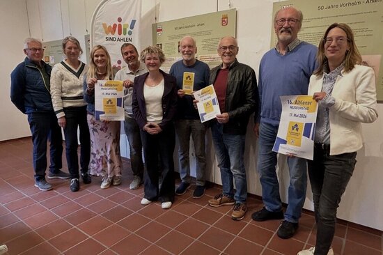 Laden ein zum Museumstag am 17. Mai: (v.l.) Werner Fechner-Dildrop, Dagmar Schmidt, Caroline Kirchner, Bernd Tümmler (Jupp-Foto-Club), Gaby Moser-Olthoff, Walter König, Gerd Buller, Josef Rehbaum, Stephanie Kosbab