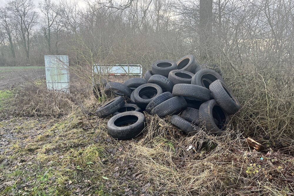 Unbekannte entsorgen illegal Altreifen auf Wirtschaftsweg