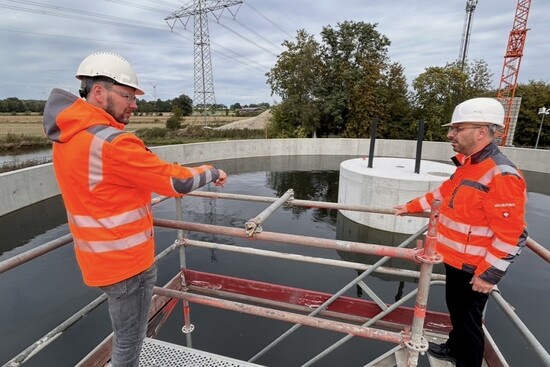 Projektleiter Frank Feldmann erklärt Bürgermeister Matthias Harman die Funktion des neuen Nachklärbeckens.