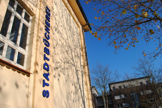 Foto: Außenansicht Stadtbücherei mit Schriftzug "Stadtbücherei"